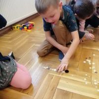 Dzieci z grupy Nutki podczas zabawy guzikami (7)
