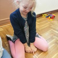 Dzieci z grupy Nutki podczas zabawy guzikami (1)