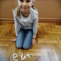 Dzieci z grupy Nutki podczas zabawy guzikami (3)