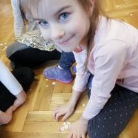 Dzieci z grupy Nutki podczas zabawy guzikami (4)