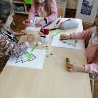 Dzieci z grupy Nutki podczas zabawy guzikami (5)