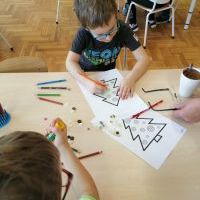 Dzieci z grupy Nutki podczas zabawy guzikami (6)