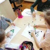 Dzieci z grupy Nutki podczas zabawy guzikami (7)