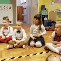Przedszkolaki podczas wigilijki (2)