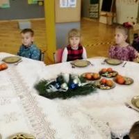 Przedszkolaki podczas wigilijki (5)