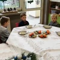 Przedszkolaki podczas wigilijki (6)
