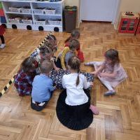 Przedszkolaki podczas wigilijki (8)