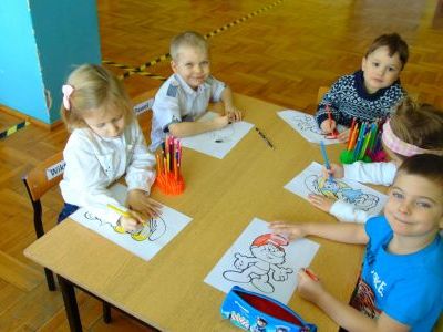 Dzieci podczas smerfowych zabaw (5)