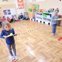 Dzieci podczas smerfowych zabaw (6)