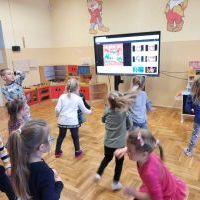 Dzieci podczas smerfowych zabaw (2)