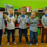 Dzieci podczas smerfowych zabaw (3)
